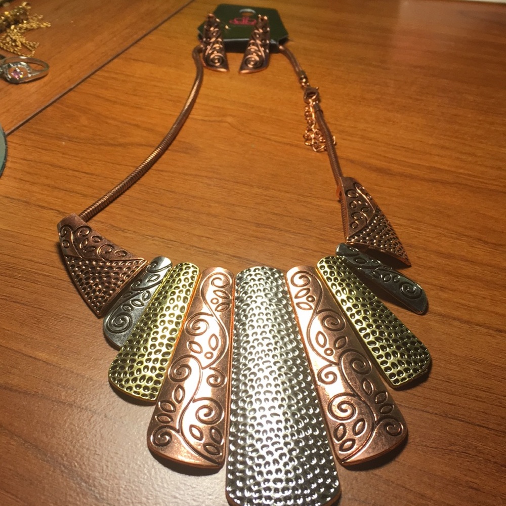 Necklace and earring set